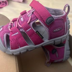 Pink Keen sandals size 6 - get ready for vacation (or summer) barely worn